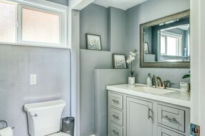 Sèche-cheveux, serviettes fournies, savon, papier toilette