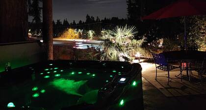 Suite with Hot Tub -AC - Huge Fenced Yard - Mt. Rainier View - Private Entrance