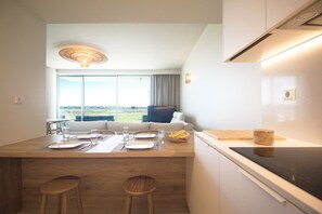 Fridge, microwave, oven, stovetop - Apartamento de Praia com Vista Para Reserva Natural. Próximo de Vila Piscatória (Armação de Pêra)