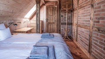 2 bedrooms, travel cot, free WiFi, bed sheets