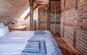 2 bedrooms, travel cot, free WiFi, bed sheets