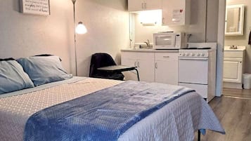 Iron/ironing board, WiFi, bed sheets