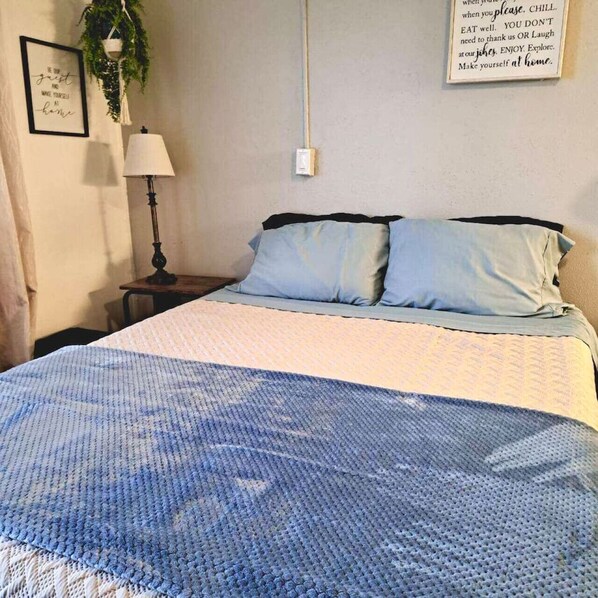 Iron/ironing board, WiFi, bed sheets