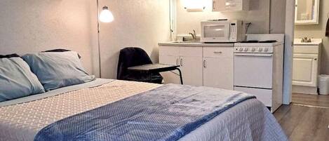 Tabla de planchar con plancha, wifi y ropa de cama