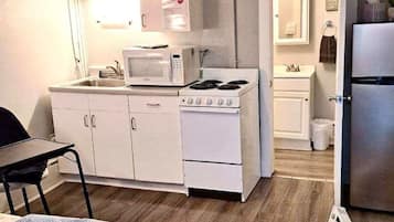Micro-ondes, four, plaque de cuisson, cafetière/bouilloire