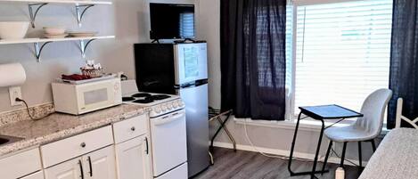 Microondas, horno, placa de cocina y cafetera o tetera