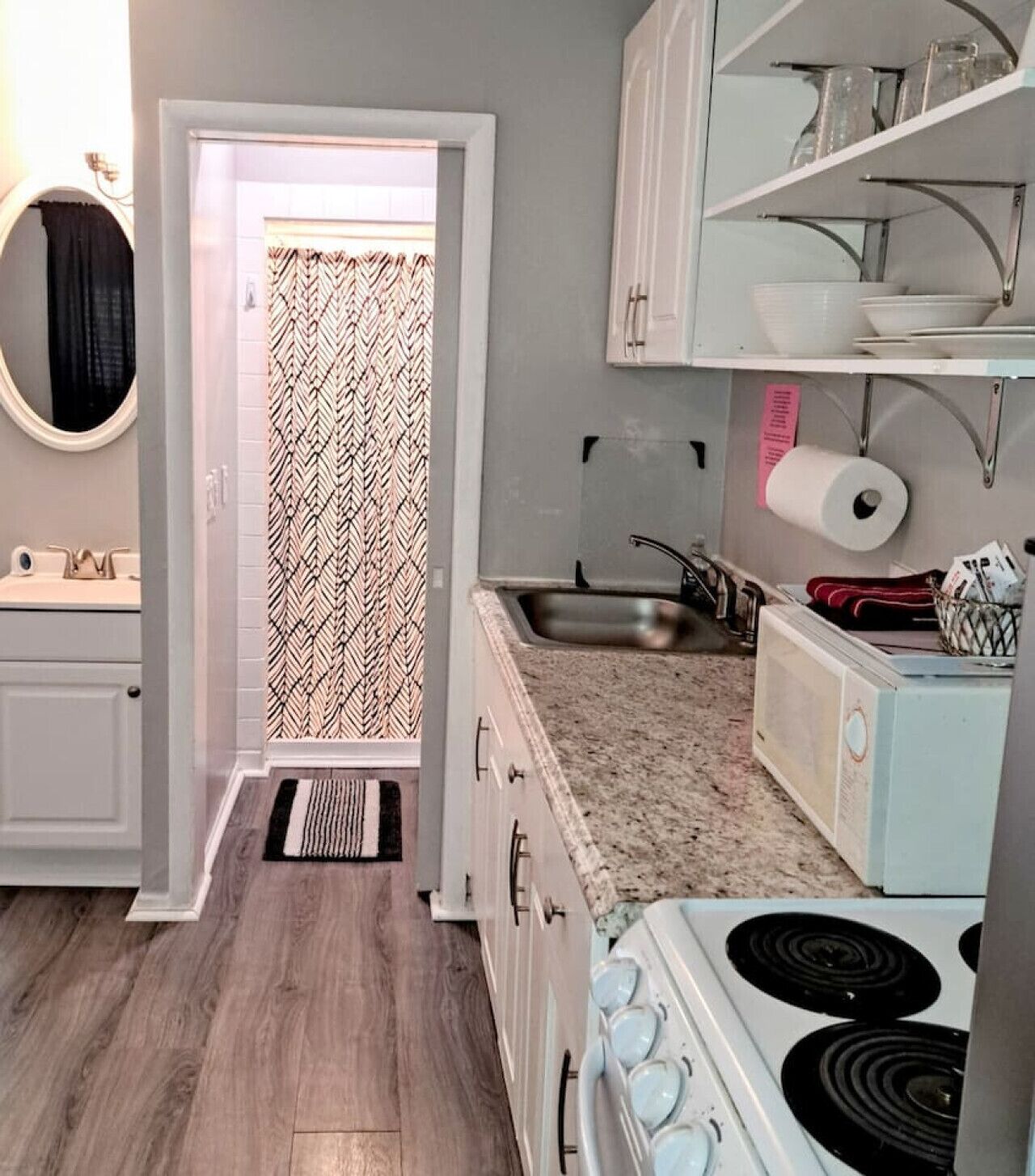 Microondas, horno, parrilla de estufa y cafetera y tetera 