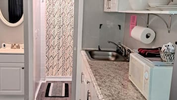 Microondas, horno, placa de cocina y cafetera o tetera