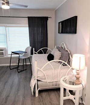 1 chambre, fer et planche à repasser, Wi-Fi, draps fournis
