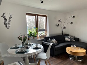 Dining - Moderne Ferienwohnung am Rande des Harzes, 5km von Wernigerode Entfernt (Schmatzfeld)