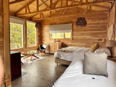 Triple Room | 1 bedroom, in-room safe, blackout drapes, bed sheets