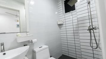 Dusche, kostenlose Toilettenartikel, Bidet, Handtücher