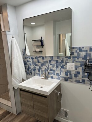 Shower, hair dryer, towels, soap - Prime Location / 2 King Beds / 2 Baths / 2 Separate levels (Salt Lake City)
