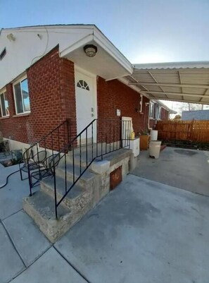 Exterior - Prime Location / 2 King Beds / 2 Baths / 2 Separate levels (Salt Lake City)