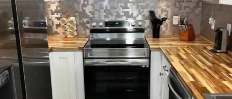 冰箱、微波炉、烤箱、炉灶