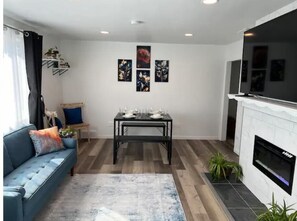 Smart TV, fireplace, books - Prime Location / 2 King Beds / 2 Baths / 2 Separate levels (Salt Lake City)