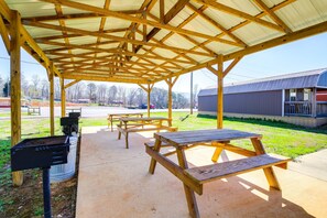 Outdoor dining - 10 Mi to Nat'l Park: Smoky Mountains Getaway (Newport)