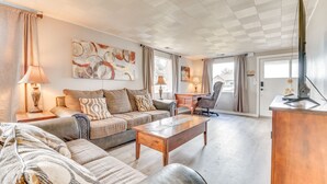 Un salon spacieux avec un canapé, une table basse et un téléviseur.