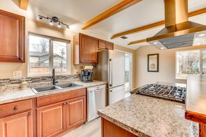 Fridge, microwave, stovetop, dishwasher - Family-Friendly Ontario Home in Central Location! (Ontario)