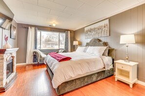3 bedrooms, iron/ironing board, Internet, bed sheets - Family-Friendly Ontario Home in Central Location! (Ontario)