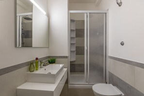 Een douche, een haardroger, een bidet, handdoeken