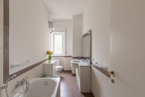 Ducha, secador de pelo, bidet