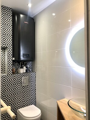 Ducha, secador de pelo, toallas, jabón