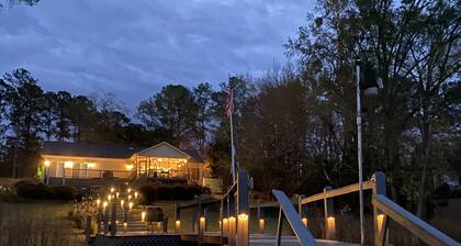 Lake Front Home on Lake Wateree With Easy access to Dock and kayaks