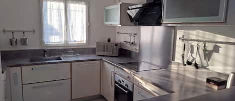Een koelkast, een magnetron, een oven, een kookplaat