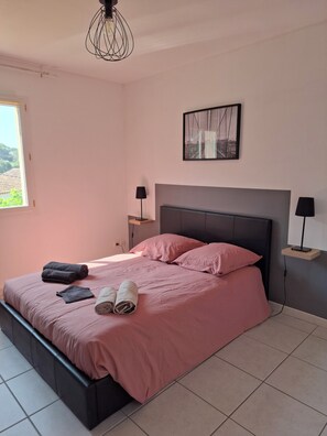 3 slaapkamers, een strijkplank/strijkijzer, gratis wifi, beddengoed