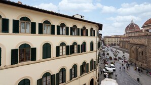 A historic building with arched windows and a dome in the background. - Apartments Florence - Ariento Giuditta 2 bdr (Firenze)