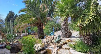 Casa Artística con Jardín y Impresionantes Puestas de sol