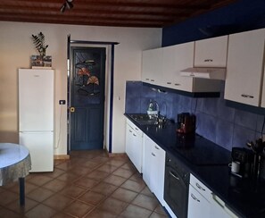 Køleskab, mikrobølgeovn, ovn, kogeplade