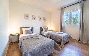 3 slaapkamers, een strijkplank/strijkijzer, reisbedje, gratis wifi