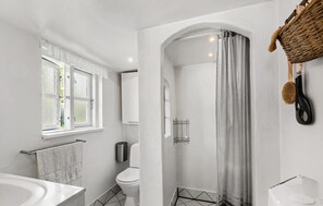 Shower - Nice home in Jægerspris with kitchen (Jægerspris)