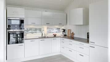 Kühlschrank, Geschirrspüler, Wasserkocher mit Kaffee-/Teezubehör