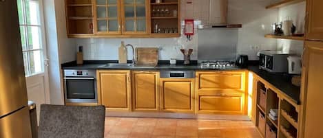 Réfrigérateur, four à micro-ondes, un four, lave-vaisselle