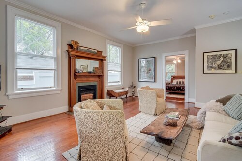 Beautiful 2bedroom cottage with full kitchen, dining area, laundry, 3 TVs, a/c