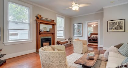 Beautiful 2bedroom cottage with full kitchen, dining area, laundry, 3 TVs, a/c