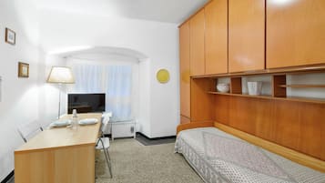 Iron/ironing board, bed sheets