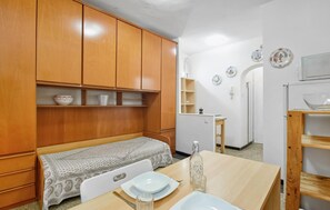 Een strijkplank/strijkijzer, beddengoed