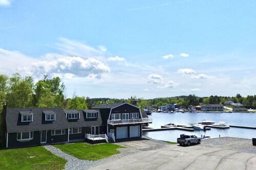 52B Marina House|In-Town with Kayaks & Pool Table