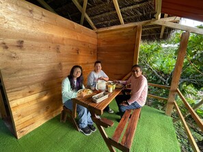 Outdoor dining - Cabañas en un Mirador, divisa la biodiversidad amamzónica (Puerto Napo)