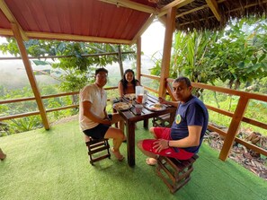 Outdoor dining - Cabañas en un Mirador, divisa la biodiversidad amamzónica (Puerto Napo)