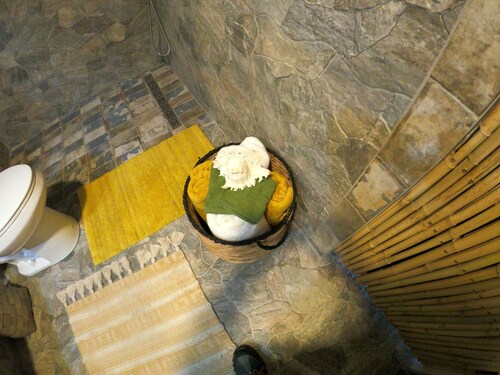 VERY COZY HAWAIIAN TINY STUDIO !!