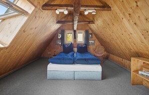 5 bedrooms, iron/ironing board, free WiFi, bed sheets