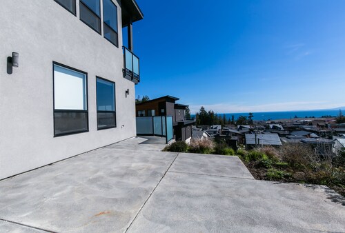 Royal Bay Modern 2 Bedroom Suite