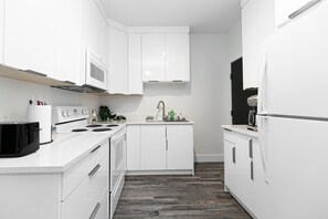 Een microgolfoven, een oven, een kookplaat, een vaatwasser