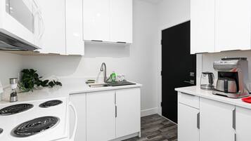 Microonde, forno, piano cottura, lavastoviglie