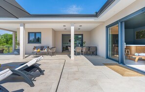 Outdoor dining - Stunning home in Hum with sauna (Hum)